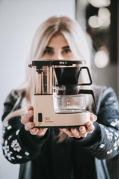 Melitta Aromaboy – Kleine Filterkaffeemaschine Mit Glaskanne, Für Bis Zu 2 Tassen Kaffee, in Beige/Braun